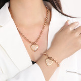 Collar de pulseras chapado en oro de 18 quilates con revestimiento de acero de titanio en forma de corazón informal para vacaciones