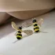 1 par de pendientes chapados en oro con incrustaciones de cobre y abeja bonita