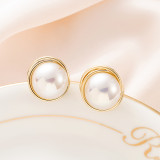1 par de pendientes chapados en oro de 18 quilates con perlas artificiales de cobre con incrustaciones redondas de estilo Simple