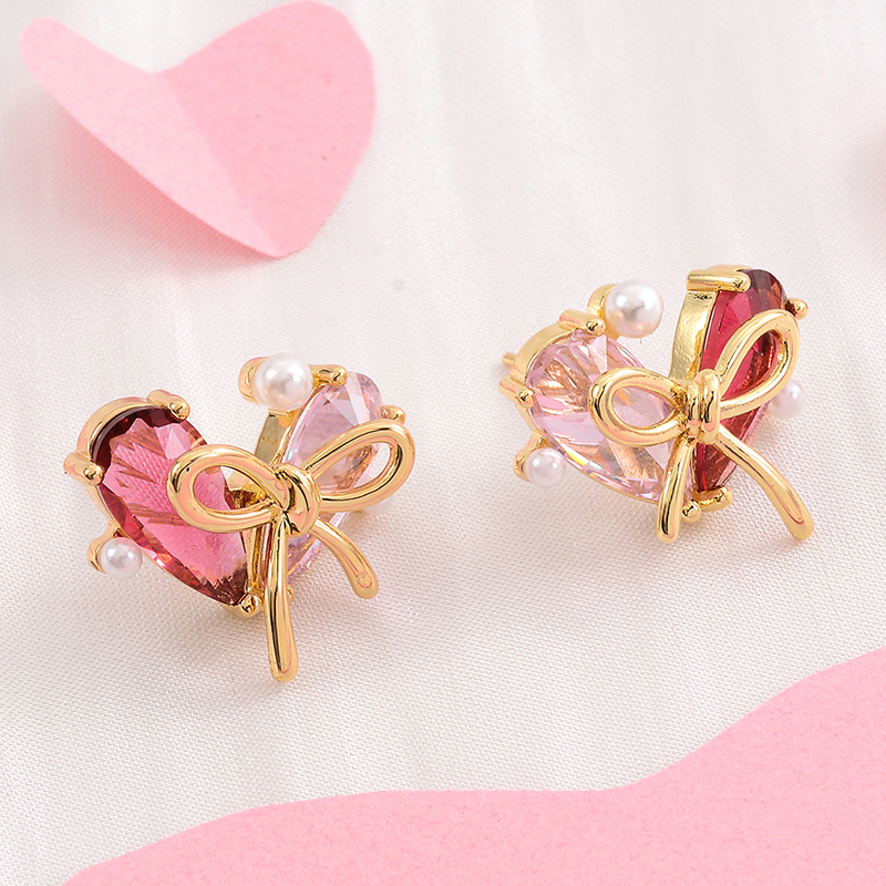 1 par de pendientes chapados en oro de 14K con incrustaciones de circonita de cobre y forma de corazón dulce a la moda