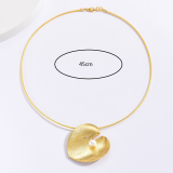 Gargantilla chapada en oro de 18 quilates con incrustaciones de cobre y forma de corazón elegante
