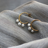 Pendientes simples de acero de titanio con perlas de imitación hermosas de otoño e invierno