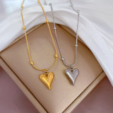 Collar colgante chapado en oro de titanio con forma de corazón de estilo moderno