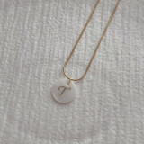 Collar con colgante de concha de acero inoxidable con letras de estilo simple