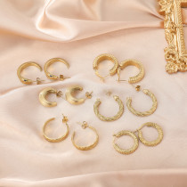 1 par de pendientes elegantes retro en forma de C con revestimiento de rayas en espiral de acero inoxidable chapado en oro de 18 quilates