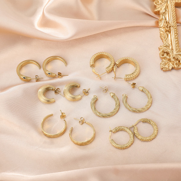 1 par de pendientes elegantes retro en forma de C con revestimiento de rayas en espiral de acero inoxidable chapado en oro de 18 quilates