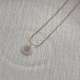 Collar con colgante de concha de acero inoxidable con letras de estilo simple