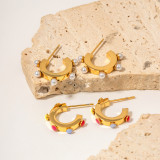 1 par de pendientes chapados en oro de 18 quilates con incrustaciones de perlas chapadas en acero inoxidable en forma de C de estilo moderno