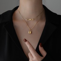 Collares acodados chapados en oro de 18K chapados en oro de titanio con cerradura de letra elegante para mujer