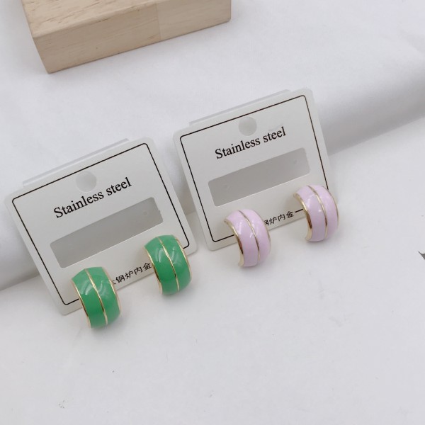 1 par de aretes de acero de titanio chapados en forma de U de estilo simple