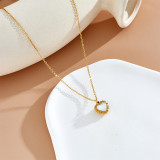Collar con colgante chapado en oro de 18 quilates con incrustaciones de acero de titanio en forma de corazón de estilo simple