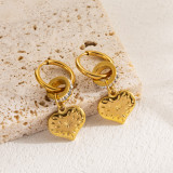 1 par de pendientes chapados en oro con diamantes de imitación de acero y titanio con incrustaciones de mariposa en forma de corazón