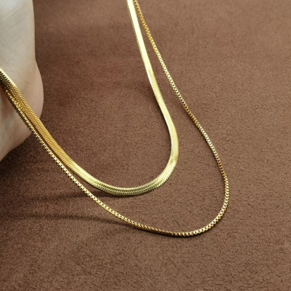 Collares en capas chapados en oro de 18 quilates con revestimiento de acero de titanio de color sólido estilo vintage informal