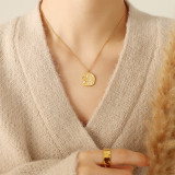 Collar simple de concha de perla de agua dulce festoneado para mujer chapado en acero de titanio en oro de 18 quilates