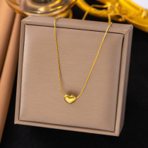 Collar con colgante chapado en oro de titanio con forma de corazón de estilo simple