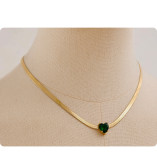 Elegante collar chapado en oro de 18 quilates con incrustaciones de acero inoxidable y forma de corazón