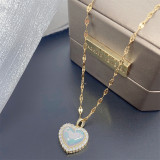 Collar con colgante de circonio y perlas artificiales con incrustaciones de acero titanio en forma de corazón de estilo simple