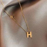 Collar chapado en oro de 18 quilates con revestimiento de acero de titanio con letra estilo IG