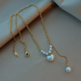Collar con colgante chapado en oro de 18 quilates con incrustaciones de perlas de acero inoxidable con forma de corazón de estilo simple y elegante