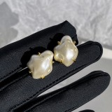 1 par de pendientes elegantes chapados en oro de 18 quilates con perlas de agua dulce y chapado irregular