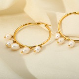 1 par de elegantes pendientes redondos chapados en acero inoxidable con perlas de agua dulce chapados en oro de 18 quilates