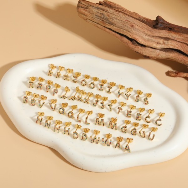 Pendientes chapados en oro de 14K con incrustaciones de cobre y circonita, elegantes y lujosos, estilo clásico, con letras asimétricas, 1 par