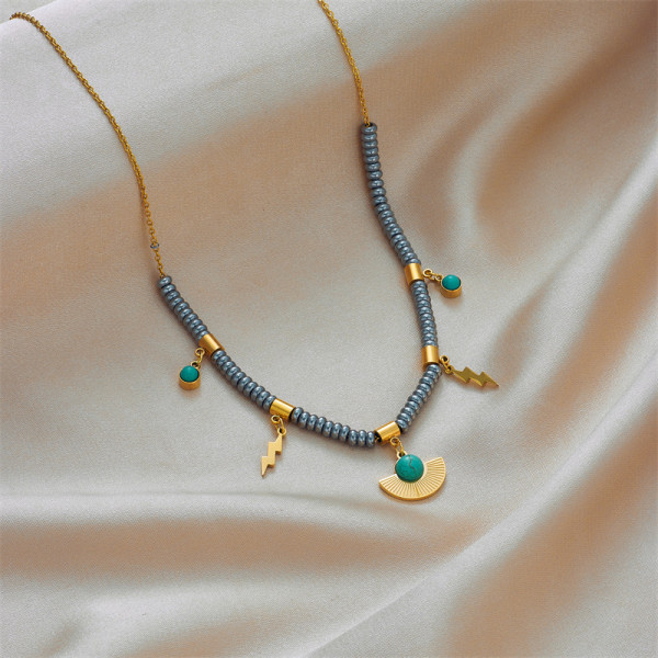 Collar retro con incrustaciones de acero y titanio y turquesa