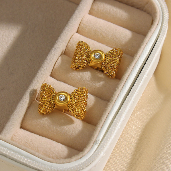 Pendientes de acero inoxidable con nudo de lazo geométrico dulce Pendientes de acero inoxidable con circonitas