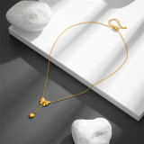 Collar con colgante chapado en oro de 18 quilates con revestimiento de acero de titanio y nudo de lazo en forma de corazón de estilo simple