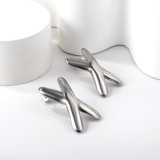 1 par de pendientes chapados en oro de acero inoxidable con letras de estilo simple