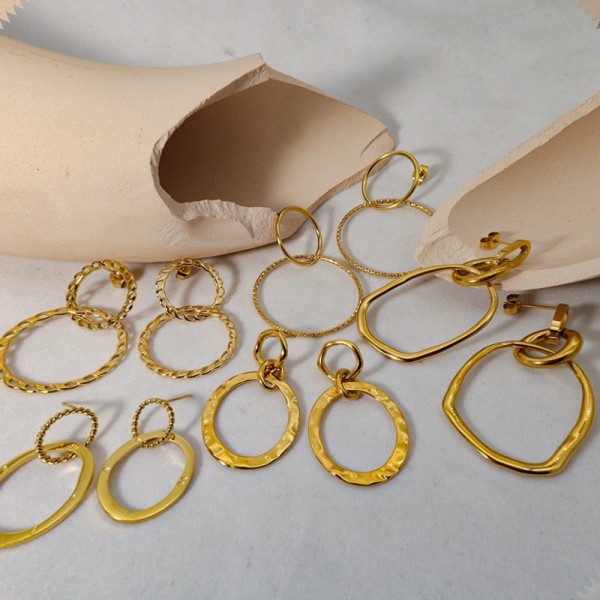 1 par de pendientes colgantes chapados en oro de 18 quilates de acero inoxidable chapado en color sólido de estilo simple