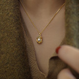 Collar con colgante de perlas artificiales con incrustaciones de acero de titanio geométrico de estilo clásico
