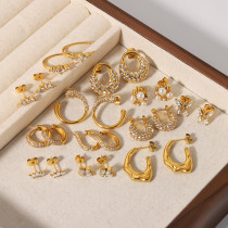 Pendientes chapados en oro de 18K con incrustaciones de mariposa y corona en forma de U de estilo clásico, perlas artificiales de acero inoxidable, circón, 1 par