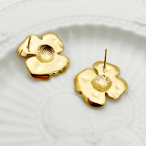 1 par de pendientes chapados en oro de acero inoxidable con revestimiento de flores de estilo sencillo