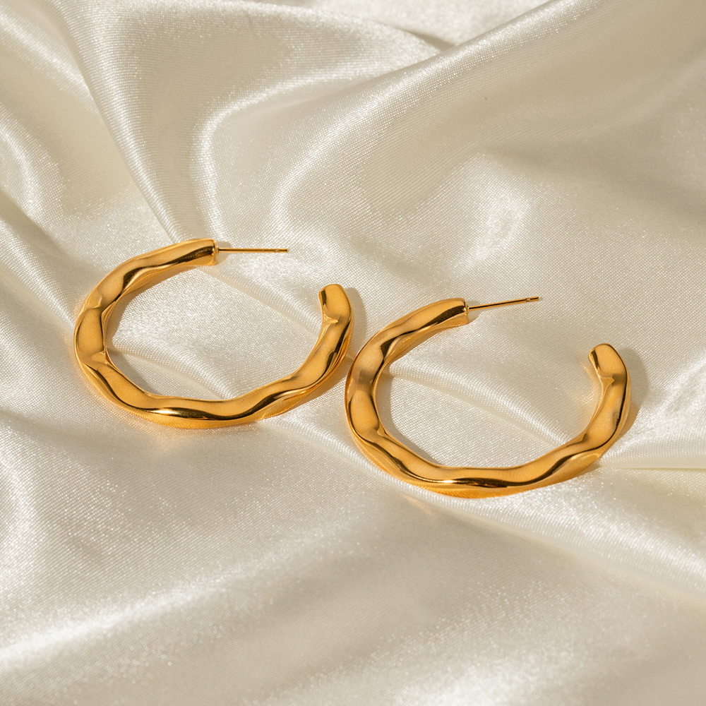1 par de aretes chapados en oro de 18 quilates de acero inoxidable chapado en forma de C de estilo simple