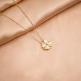 Collar con colgante de concha de diamantes de imitación con incrustaciones de acero titanio y trébol de cuatro hojas a la moda