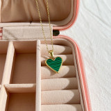 Collar verde de malaquita en forma de corazón con cadena de clavícula de acero de titanio simple