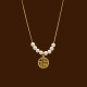 Chinoiserie carácter chino perla artificial titanio acero con cuentas chapado en oro de 18 quilates colgante collar