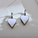 1 par de pendientes colgantes de acero titanio esmaltados con forma de corazón de estilo sencillo