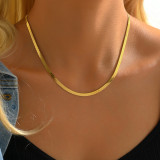 Collar chapado en oro de 18 quilates con incrustaciones de acero inoxidable con forma de corazón cuadrado y letra de estilo simple