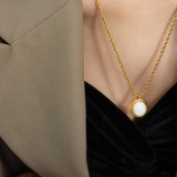 1 pieza de collar con colgante de piedra de cristal de perlas artificiales con incrustaciones de acero de titanio ovalado de estilo francés