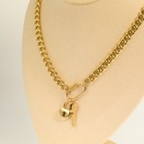 Collar de acero de titanio y oro galvanizado de 18 quilates con colgante de corazón y llave central con cerradura a la moda