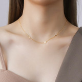Collar de acero de titanio con corazón de melocotón pequeño de moda