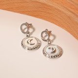 1 par de pendientes colgantes chapados en plata con concha de acero inoxidable con incrustaciones de luna de estilo moderno y elegante