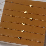 Collar chapado en oro de 18 quilates con circonita y revestimiento de acero de titanio con letras de estilo simple