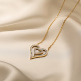 Collar con colgante chapado en oro de 18 quilates con incrustaciones de acero de titanio y forma de corazón de estilo simple