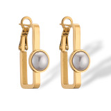 1 par de pendientes chapados en oro de 18 quilates con perlas de acero de titanio y incrustaciones redondas de estilo simple