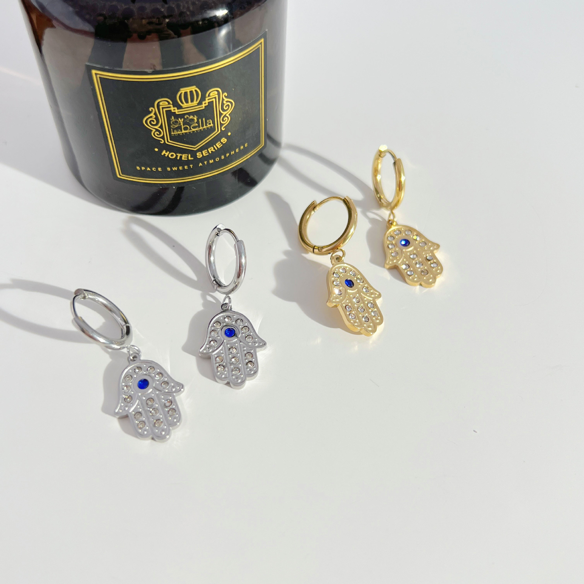 Pendientes de acero inoxidable con colgante de diamantes de imitación con incrustaciones de palma de moda