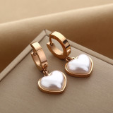 Pendientes colgantes de perlas con incrustaciones de acero de titanio con forma de corazón a la moda, 1 par