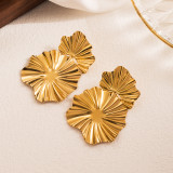 1 par de pendientes colgantes chapados en oro de 18 quilates con incrustaciones de acero inoxidable y flores en forma de corazón informales